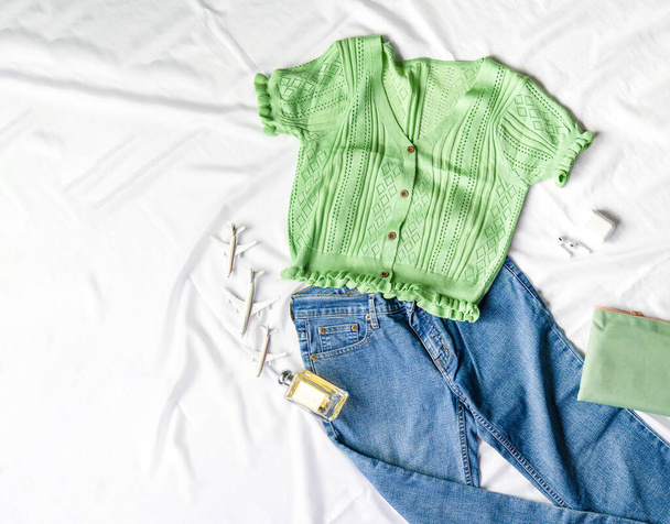 Поєднуючись із зеленим верхнім врожаєм і невеликими кишеньковими джинсами. Це чудове вбрання для подорожі, а також добре працює для реклами одягу в соціальних мережах
. - Фото, зображення