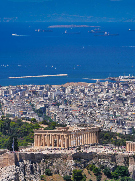 Ateny Grecja, panoramiczny widok na miejską fakturę z Partenonem i innymi starożytnymi świątyniami na wzgórzu Acropolis  - Zdjęcie, obraz