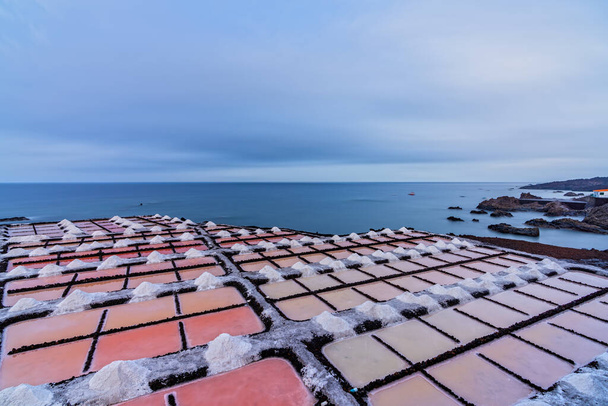 Campos de sal cerca del océano espectacular exposición larga con agua de seda - Foto, imagen