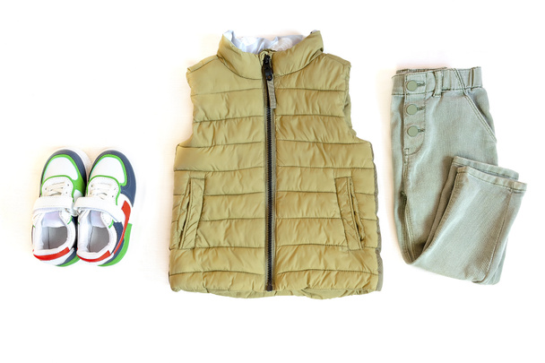 Gilet et pantalon en jean avec baskets. Ensemble de vêtements, vêtements et accessoires pour bébés enfants pour le printemps, l'automne ou l'hiver sur fond blanc. Tenue de mode pour enfants. Plat, vue sur le dessus, vue aérienne - Photo, image