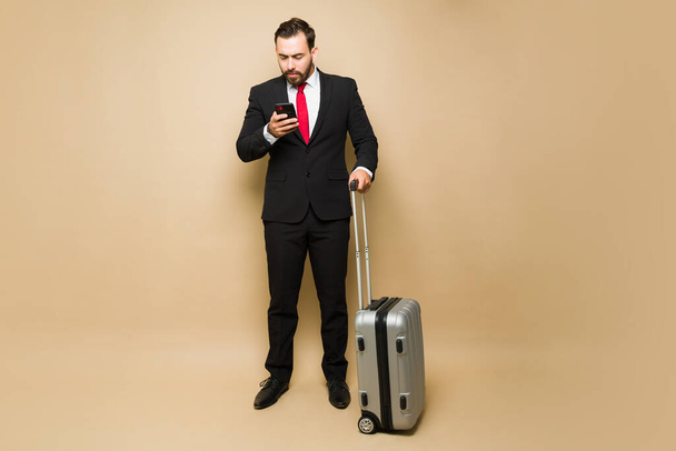 プロの弁護士が出張に行ってスーツケースを使って旅行する - 写真・画像