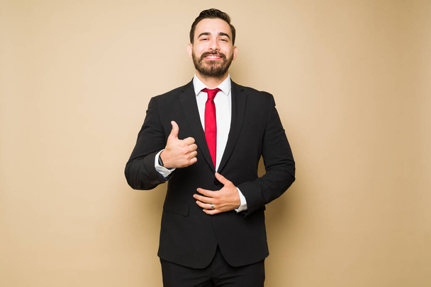 Sikeres befektető vagy ügyvéd hüvelykujjal felfelé, miután tökéletes munkát végzett stúdió háttér előtt - Fotó, kép