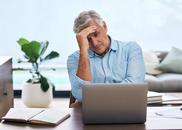 Neden aynı hatayı yapıp duruyorum? Yetişkin bir adam evde çalışırken bilgisayarını kullanırken kendini stresli hisseder. - Fotoğraf, Görsel