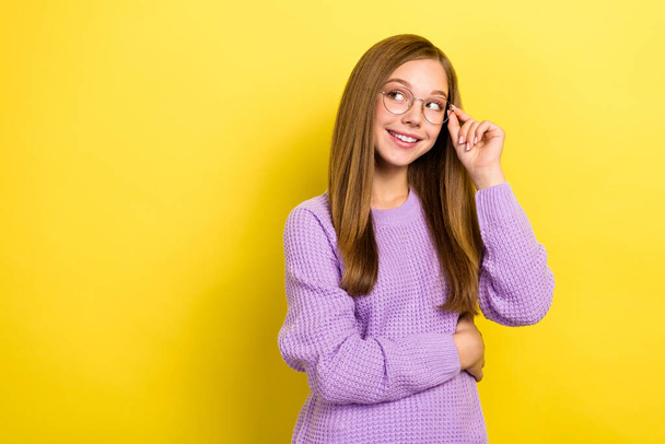 Szekrény portré fotó a fiatal aranyos lány visel kötött pulóver álmodozó érdekel megjelenés mockup app hirdetés elszigetelt sárga színű háttér. - Fotó, kép