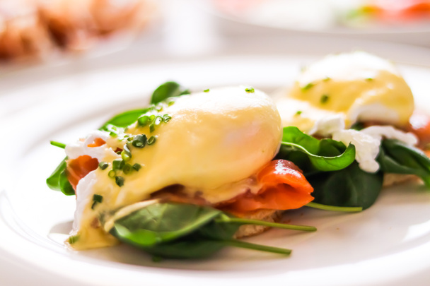 Desayuno de lujo, almuerzo y receta de alimentos, huevos escalfados con salmón y verduras en tostadas sin gluten para menú de restaurante y marca gastronómica - Foto, Imagen