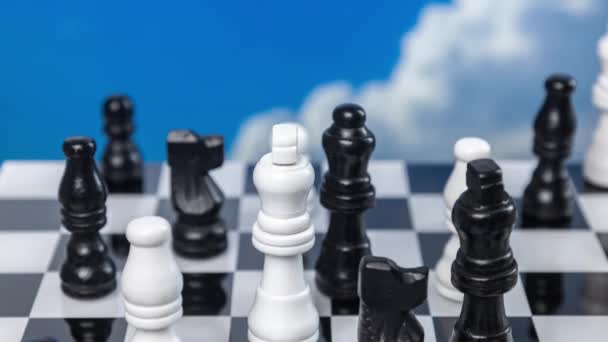 Ένα παιχνίδι σκάκι με περαστικά σύννεφα από πίσω - Πλάνα, βίντεο