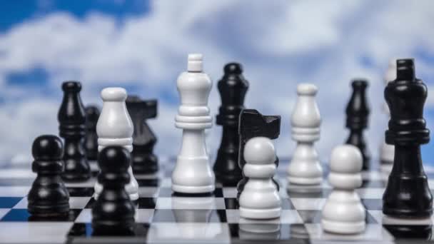 Šachová partie s mraky za zády - Záběry, video