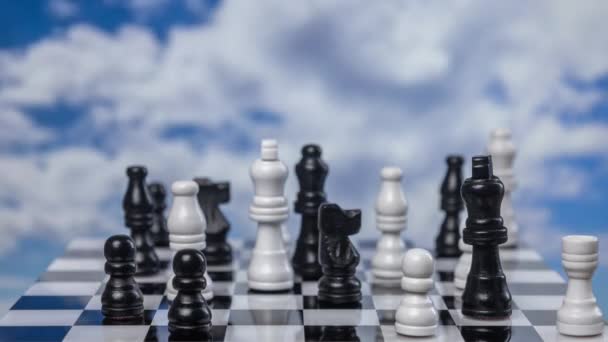 Una partida de ajedrez con nubes pasajeras detrás - Imágenes, Vídeo