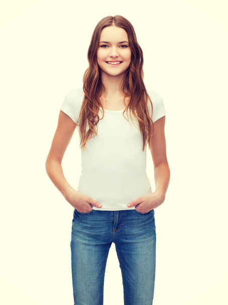 χαμογελώντας έφηβος στο κενό λευκό t-shirt - Φωτογραφία, εικόνα