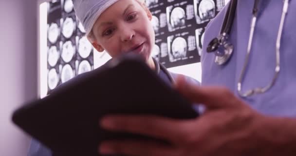 Toimistossa laitteita käyttävät lääkärit
 - Materiaali, video