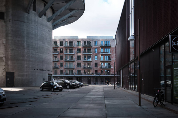 Копенгаген, Данія - Сепень 2022 р.: сучасні житлові будинки й портлендські вежі в Нордхавн (район берегової гавані) - Фото, зображення