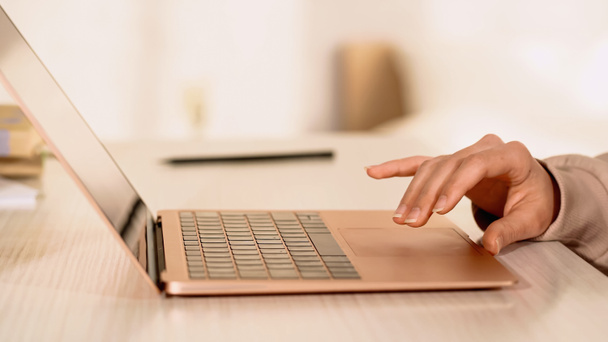 Widok kobiety korzystającej z laptopa z pustym ekranem na stole  - Zdjęcie, obraz