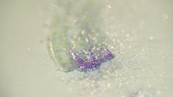 Γκρο πλαν άποψη του γυαλιστερό μωβ glitter σε λευκό φόντο  - Φωτογραφία, εικόνα