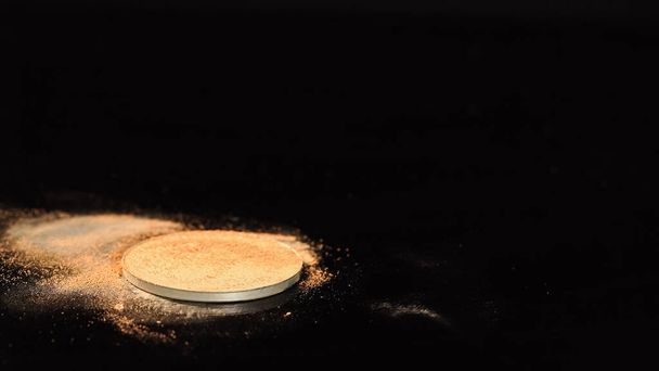 Face powder on black surface with copy space - Foto, Imagem