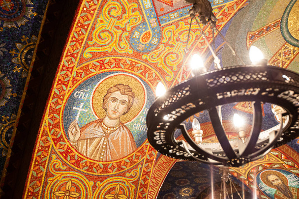 Σερβική Ορθόδοξη Εκκλησία, Εκκλησία του Αγίου Γεωργίου στην Οπλένατς, Τόπολα, Σερβία. Το Μαυσωλείο της Σερβικής Βασιλικής Οικογένειας. Καταπληκτικές Μωσαϊκές Συνθέσεις Σερβικών Μεσαιωνικών Μοναστηριών, Εσωτερική άποψη. Θρησκεία - Φωτογραφία, εικόνα