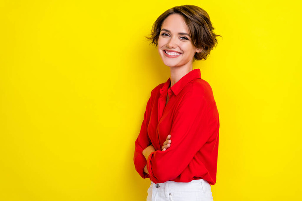 Side profile photo of satisfied gorgeous lovely woman with bob hairstyle wear red shirt hands folded isolated on yellow color background. - Valokuva, kuva