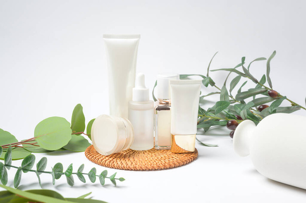 moisturizing cream bottle over leaf background studio, packing and skincare beauty concept	 - Foto, afbeelding
