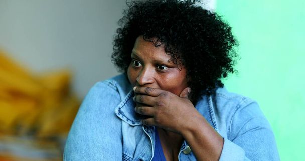 Aggódó fekete nő, alkalmi spanyol személy, akinek gondjai vannak az aggodalommal. - Fotó, kép