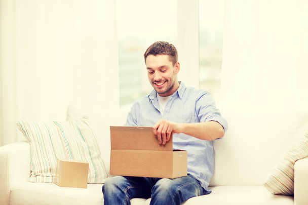 man with cardboard boxes at home - Foto, Imagen