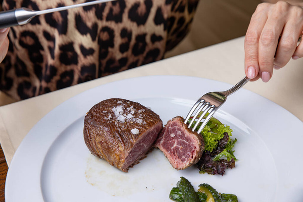 délicieux steak de viande marbrée dans le restaurant - Photo, image