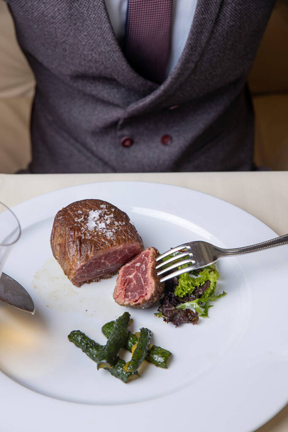 heerlijke steak van gemarmerd vlees in het restaurant - Foto, afbeelding