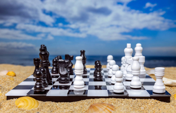 Una partida de ajedrez en una hermosa playa - Foto, Imagen