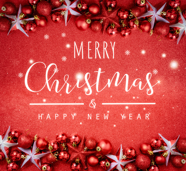 Новогодняя и рождественская типографика на красном фоне с текстурой красного блеска - Фото, изображение