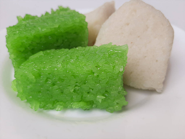 Jadah ketan (bianco) e wajik ketan (verde), due snack tradizionali dall'Indonesia. Fatto di riso appiccicoso. Su una lastra bianca, isolata su sfondo bianco - Foto, immagini