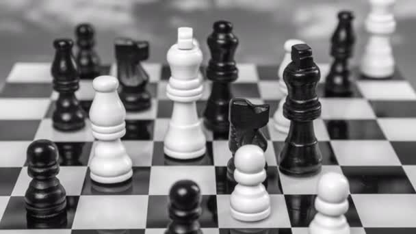 Una partita a scacchi con nuvole che passano dietro in bianco e nero - Filmati, video
