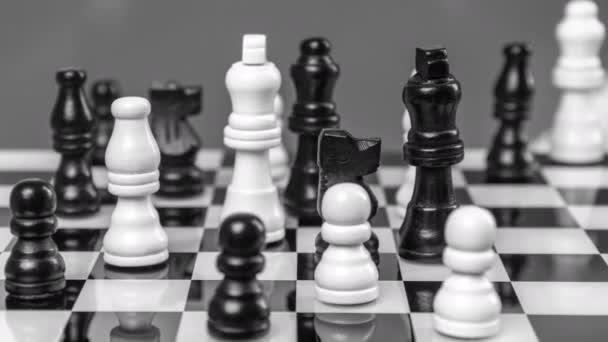 Una partida de ajedrez con nubes pasajeras en blanco y negro - Imágenes, Vídeo