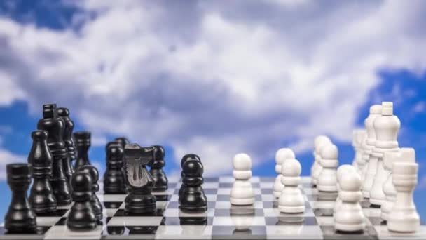 Egy sakkjátszma a stop mozgásban, mögötte múló felhőkkel. - Felvétel, videó