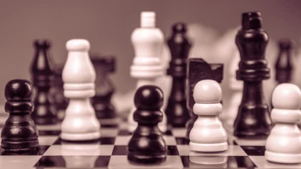 Una partida de ajedrez con nubes pasajeras en blanco y negro - Imágenes, Vídeo