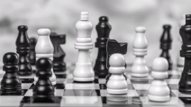 Eine Schachpartie mit vorbeiziehenden Wolken in Schwarz-Weiß - Filmmaterial, Video