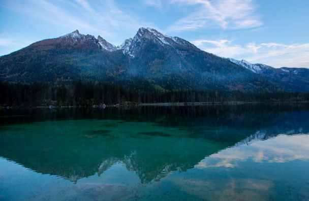 Gyönyörű jelenet a fák közelében türkiz víz Hintersee tó. Elhelyezkedés: Ramsau üdülőhely, Berchtesgadener Nemzeti Park, Felső-Bajorország, Németország Alpok, Európa - Fotó, kép
