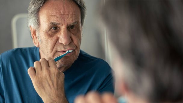 velho homem escovando os dentes
 - Foto, Imagem