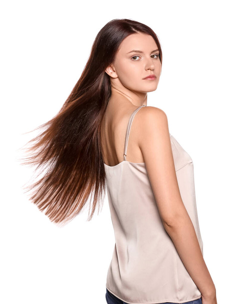 Portrait de belle jeune femme aux cheveux sains et forts sur fond blanc - Photo, image