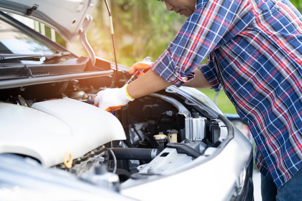 Open motorkap mechanisch motorsysteem te controleren en te repareren schade auto-ongeluk. - Foto, afbeelding
