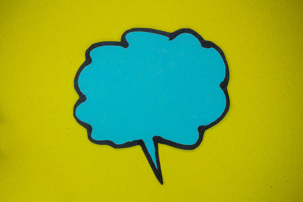 Порожня мовна бульбашка ізольована на жовтому тлі. Концепція комунікації та обговорення
. - Фото, зображення