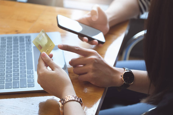 Dát přednost ženám používat kreditní karty při rozhovoru s muži, kteří používají počítače pro online nakupování - Fotografie, Obrázek