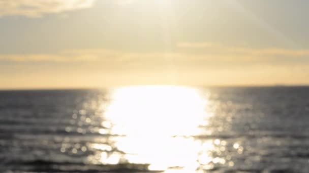 Fondo borroso. Ruta solar amarilla en la superficie de las olas marinas. Puesta del sol amanecer puesta del sol sobre el mar. Paisaje marino. Textura bokeh borrosa natural. Fondo natural abstracto. Lazo sin costura - Imágenes, Vídeo