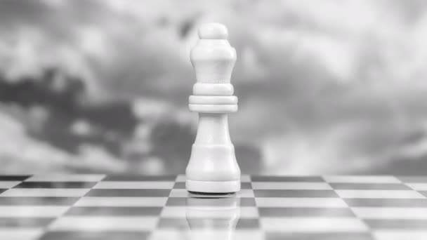 Piezas de ajedrez en una secuencia con nubes pasajeras detrás - Imágenes, Vídeo