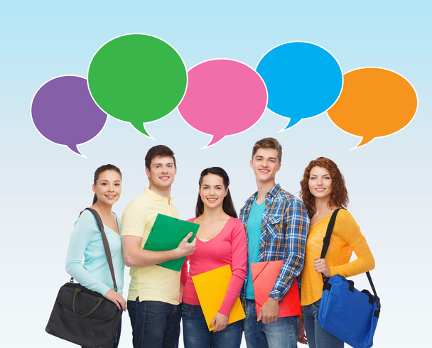 group of smiling students with text bubbles - Foto, imagen