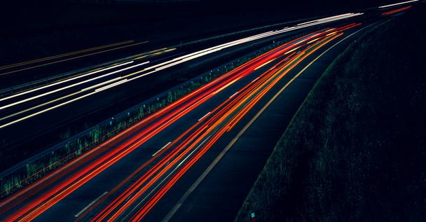 lichten van auto 's met nacht. lange blootstelling - Foto, afbeelding