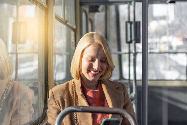 pessoas em transportes públicos, viajantes, mulher passageira olhando para a tela de seu smartphone - Foto, Imagem