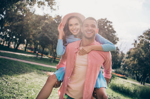 Foto dvou mladých krásné romantické rande spolu objetí zpět usměvavý chill na přírodním parku šťastný oděv stylové. - Fotografie, Obrázek