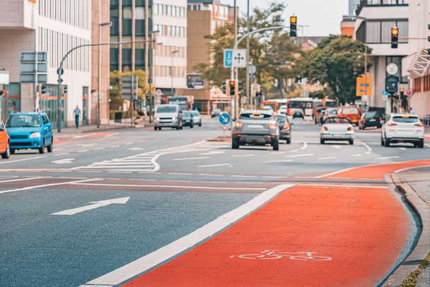 Şehrin sokaklarında boyalı bisiklet ve bisiklet yolu. Alternatif sağlıklı ve çevre dostu ulaşım - Fotoğraf, Görsel