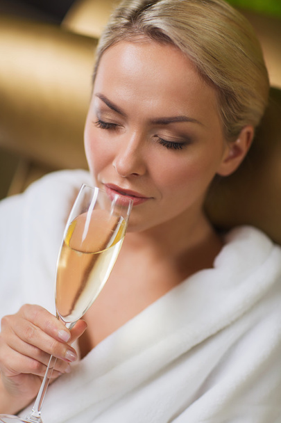 schöne junge Frau trinkt Champagner im Wellnessbereich - Foto, Bild