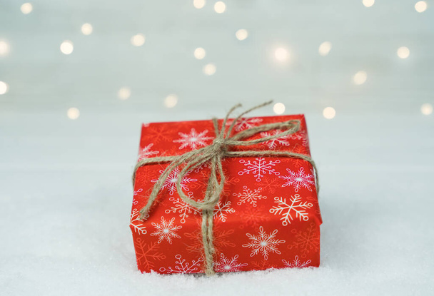 白い雪の上の新年やクリスマスのギフトボックス。接近中だ。お正月とクリスマスのお祝いの概念. - 写真・画像