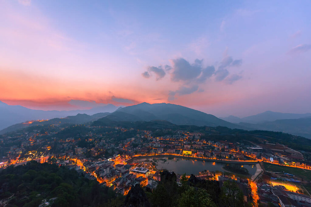 Bela paisagem vista do topo do Monte Hamrong na cidade de Sapa ao pôr-do-sol. Sapa é uma cidade famosa paisagem na província de Lao Cai, no noroeste do Vietnã, conceito de viagem. - Foto, Imagem