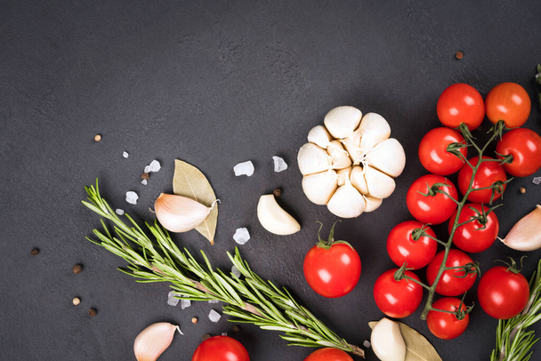 Élelmiszer háttér - változatos fűszerek, gyógynövények és zöldségek sötét beton háttér másolási hely szöveg - Fotó, kép
